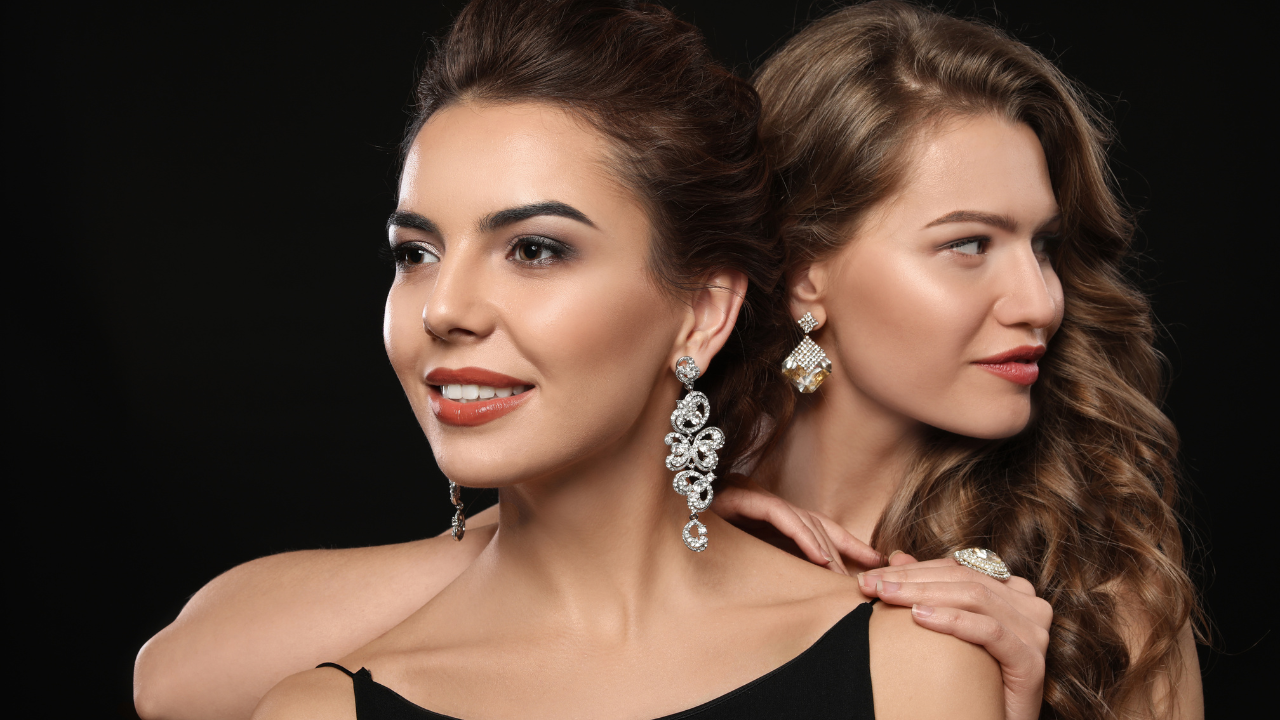 Femmes avec des boucles d’oreilles