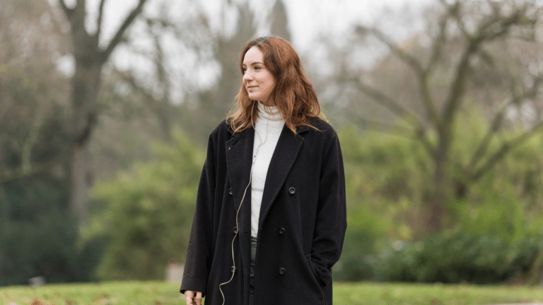garde-robe hiver : sélection de vêtements essentiels pour l'hiver, incluant un long manteau en laine