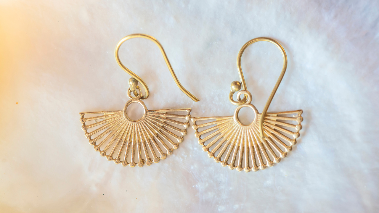 Des boucles d'oreilles discrètes