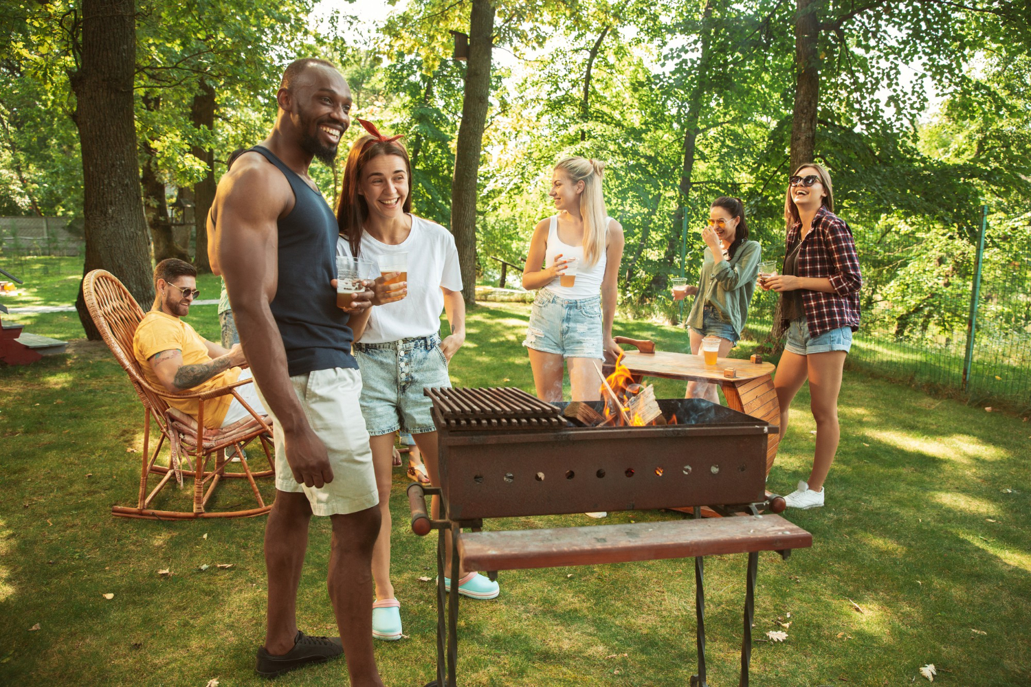Un espace barbecue convivial dans un jardin