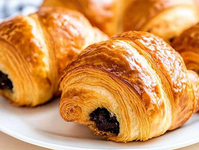 pain au chocolat : gros plan sur un pain au chocolat doré et appétissant