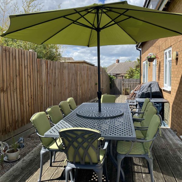 tables ou salons de jardin pour 8 personnes
