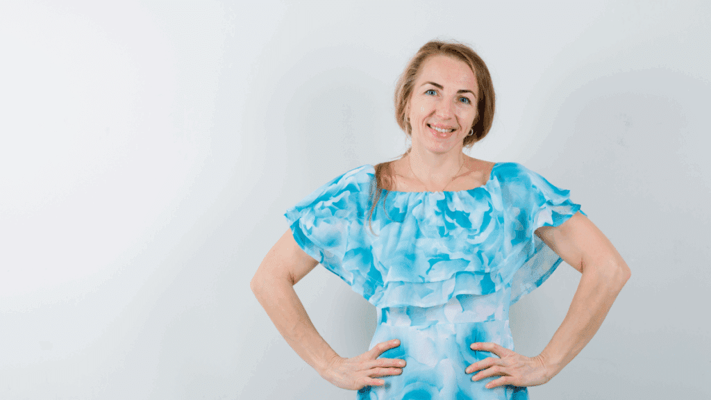 mode après 45 ans : femme élégante en tenue moderne et confortable
