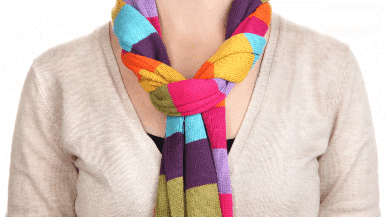 foulard : gros plan sur un foulard coloré noué autour du cou