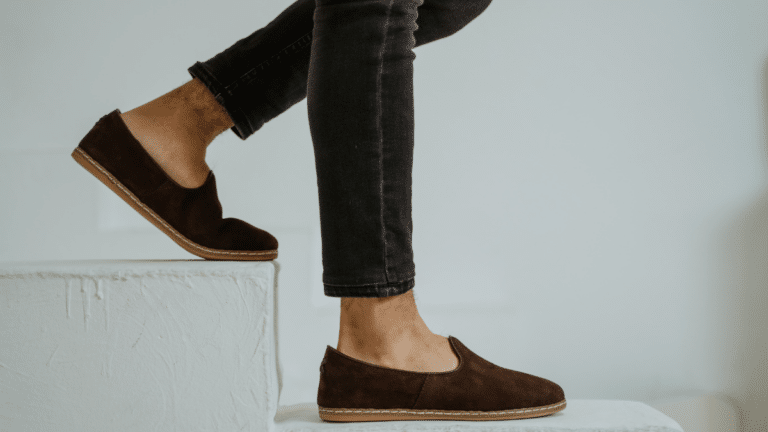 mocassins : paire de mocassins tendance à fronces sur fond neutre