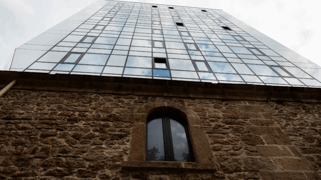 vente à la découpe : escalier d'immeuble en état d'insalubrité avec traces de dégradation