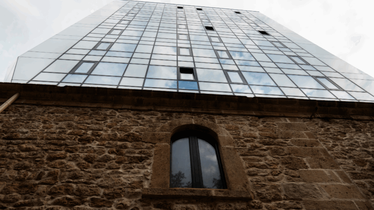 vente à la découpe : escalier d'immeuble en état d'insalubrité avec traces de dégradation