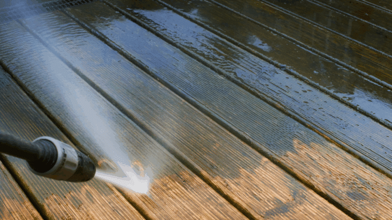 terrasse en bois : terrasse en bois bien entretenue sous un ciel d'été