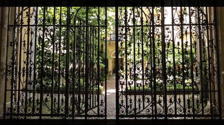 maison bourgeoise : façade élégante d'une maison bourgeoise avec jardin à Saint-Pol-de-Léon