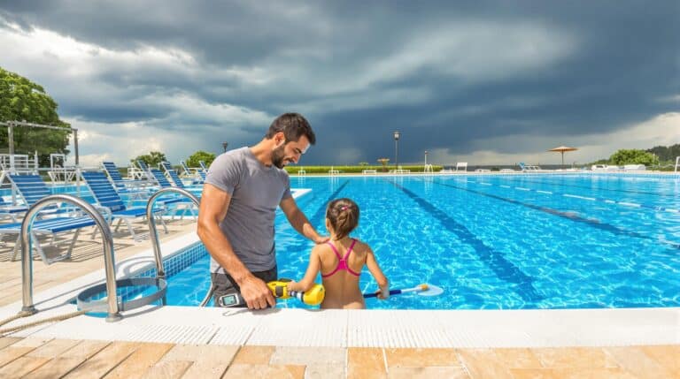 piscine : eau claire d'une piscine sous le soleil d'été