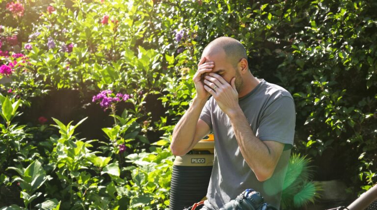 tonte pelouse canicule : pelouse sèche sous le soleil brûlant avec une tondeuse à gazon au repos
