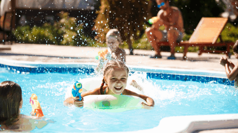entretien piscine : boule de coton dans un skimmer de piscine