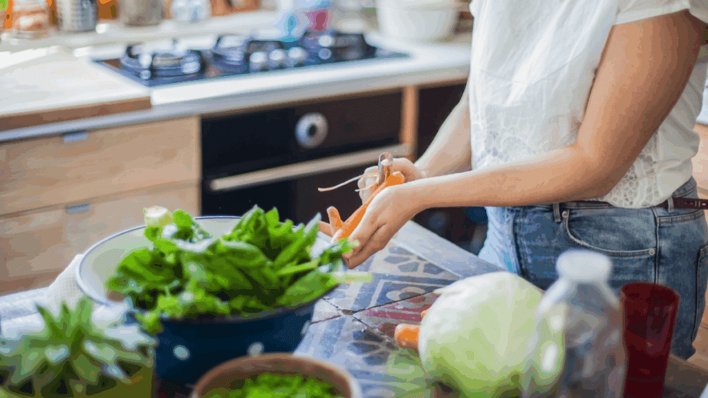 fanes de légumes : feuilles vertes fraîches de légumes prêtes à être cuisinées
