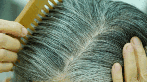 cheveux blancs : femme avec des cheveux blancs naturels