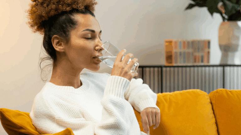 hydratation : verre d'eau sur une table symbolisant la source d'énergie