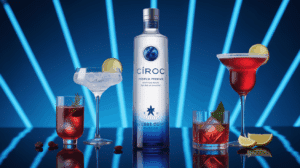 Bouteille de vodka Ciroc premium et raisins sur fond bleu