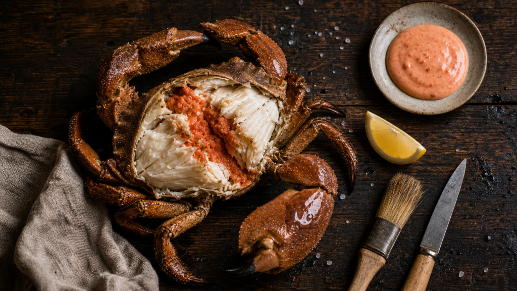 Cuisson des crabes : tourteau cuit à la pince, chair et corail visibles