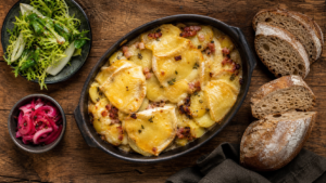 Tartiflette accompagnement : frisée et scarole, pickles et pain de campagne